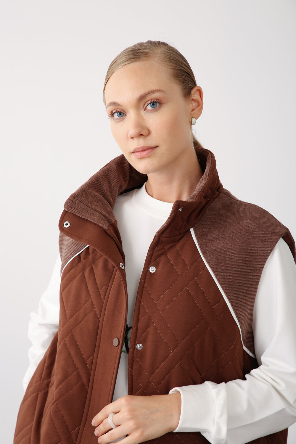 High Neck Contrast Detail Vest – Brown - QLISHE