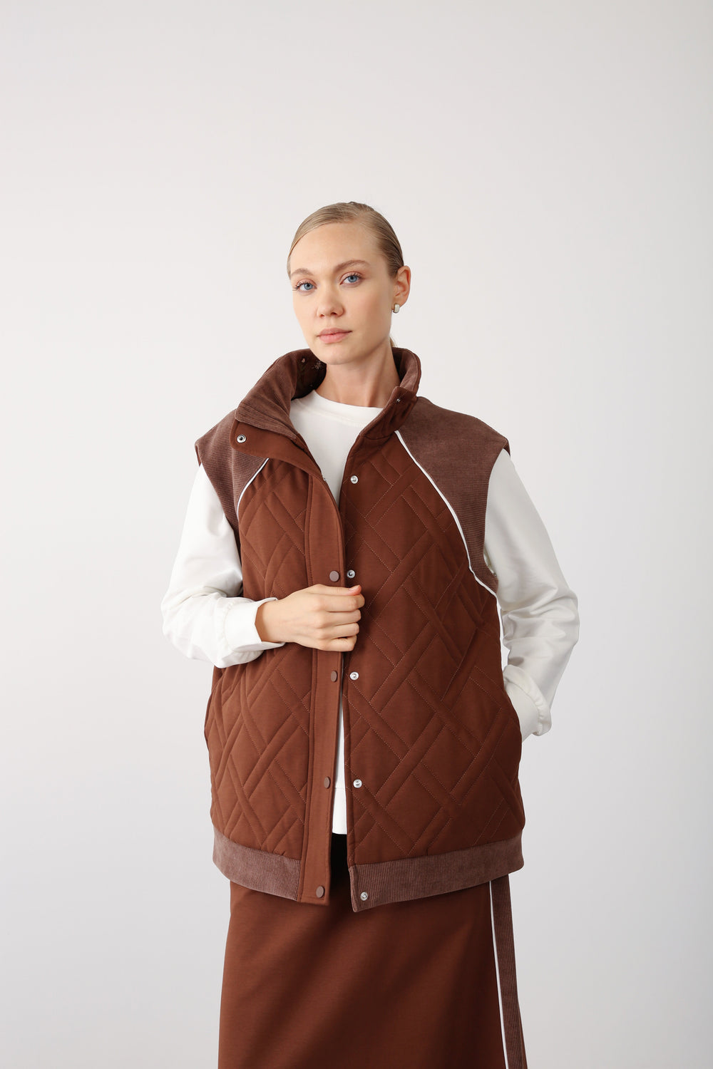 High Neck Contrast Detail Vest – Brown - QLISHE